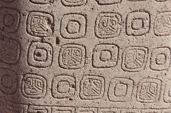 Hieroglifos em estátua nas ruínas de Tiahuanaco, na Bolívia